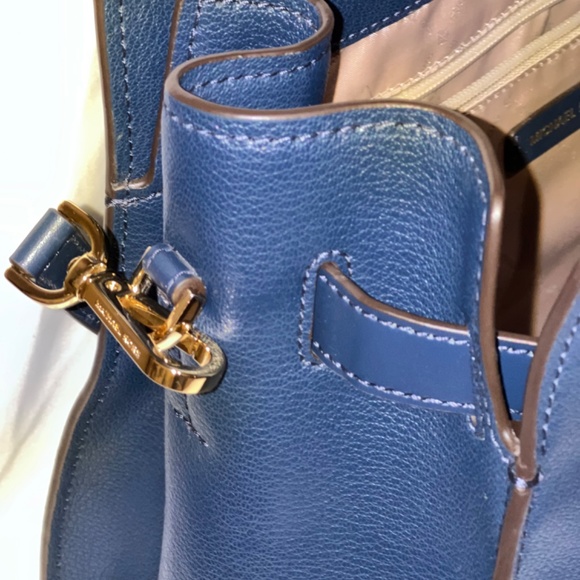 MICHAEL KORS HAMILTON MED SATCHEL- NAVY - Picture 13 of 15